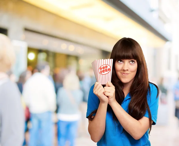 Дівчина тримає порожній попкорн пакет — стокове фото