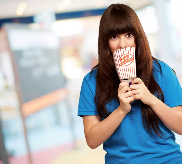 Meisje bedrijf leeg popcorn packet — Stockfoto