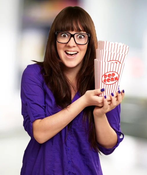 Lässige Frau hält Popcorn-Behälter in der Hand — Stockfoto
