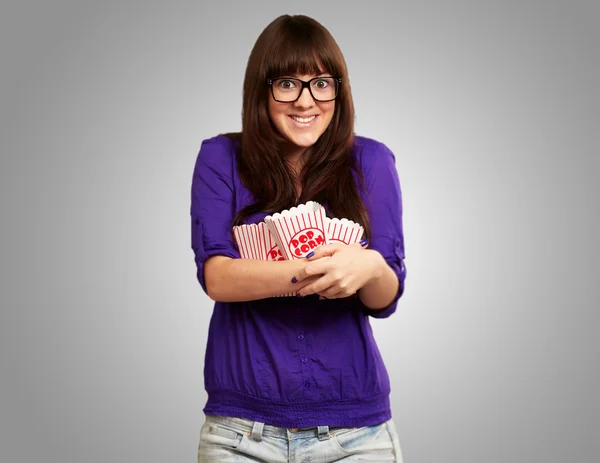 Vrouw bedrijf leeg popcorn packet — Stockfoto