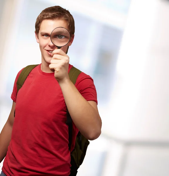 Porträt einer Studentin, die durch die Lupe schaut lizenzfreie Stockfotos