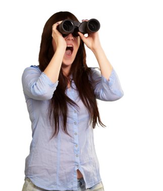 dürbün ile arayan genç bir kadın portresi