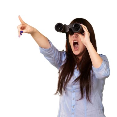 dürbün ile arayan genç bir kadın portresi