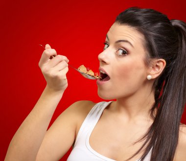 genç kız ile kaşık Mısır gevreği yiyor