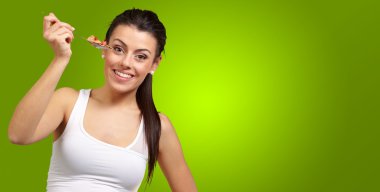 genç kız gösteren kaşık Mısır gevreği tam