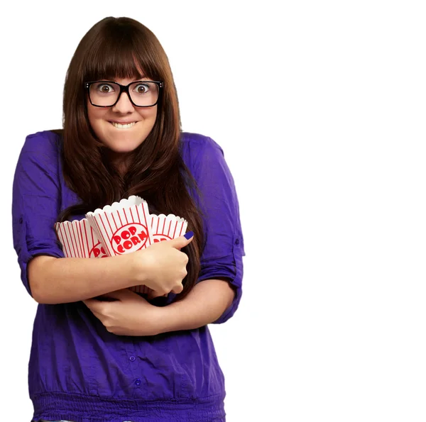 Портрет молодой женщины с попкорном в руках — стоковое фото