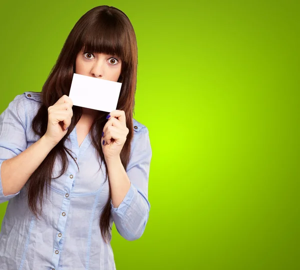 Mujer sosteniendo tarjeta en blanco —  Fotos de Stock