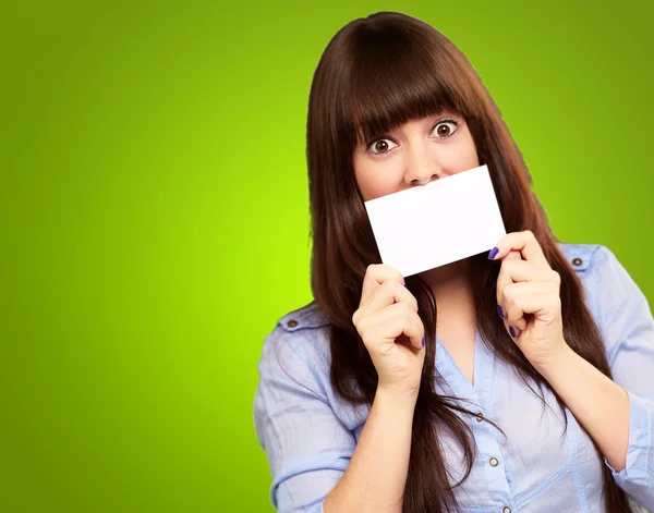 Mujer sosteniendo tarjeta en blanco —  Fotos de Stock