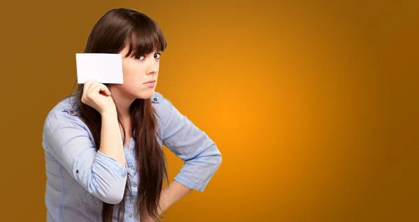 Retrato de uma menina segurando papel e triste — Fotografia de Stock