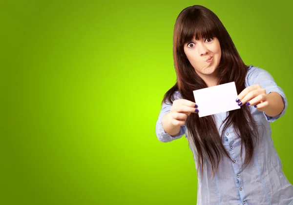 Menina engraçada mostrando papel em branco — Fotografia de Stock