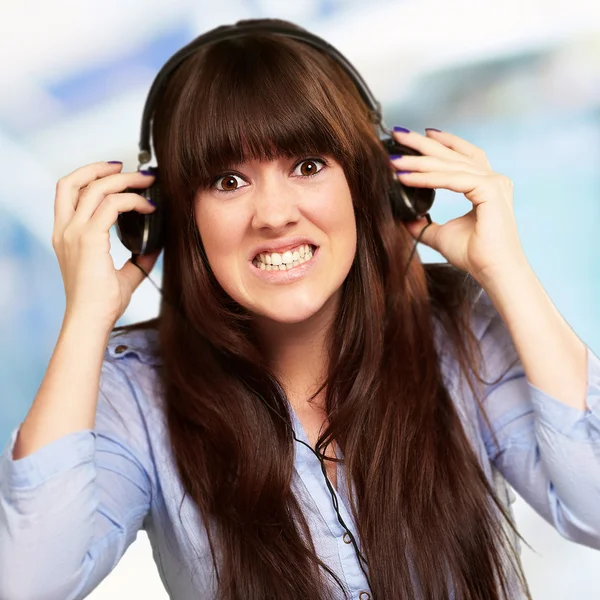 Mujer con auriculares — Foto de Stock