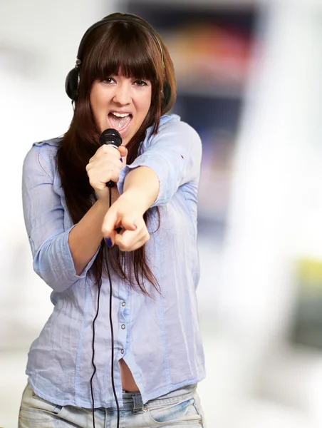 Girl With Headset Singing On Mike — Stock Photo, Image