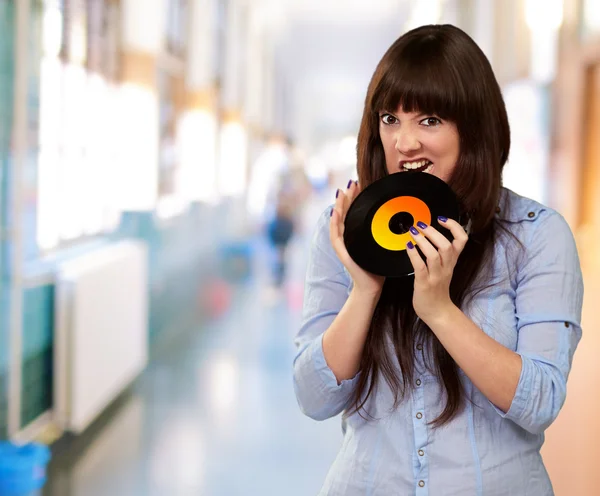 Joven chica cebando vinilo —  Fotos de Stock