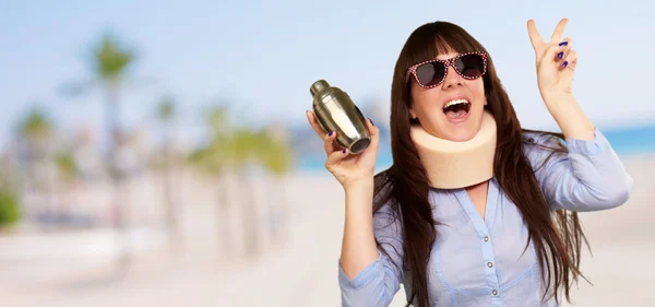 Kvinna som bär neckbrace hålla en shaker — Stockfoto