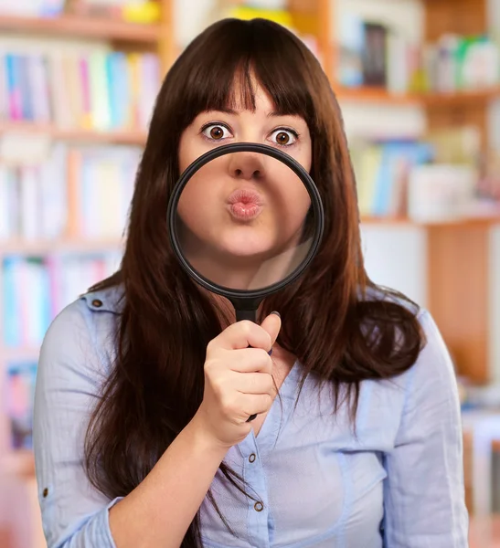 Vrouw met vergrootglas op mond — Stockfoto