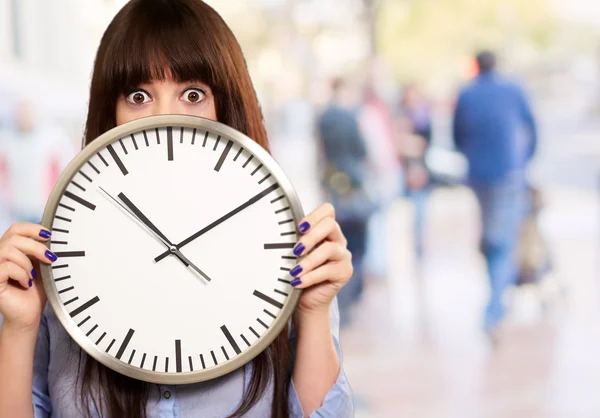 Mujer sosteniendo reloj —  Fotos de Stock