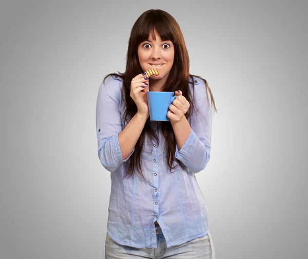 Žena s kávou a sušenkami — Stock fotografie