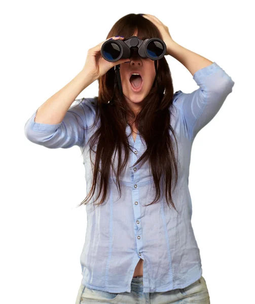 Retrato de una mujer joven mirando a través de prismáticos — Foto de Stock