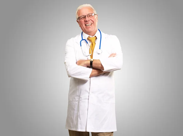 Porträtt av en äldre man läkare — Stockfoto