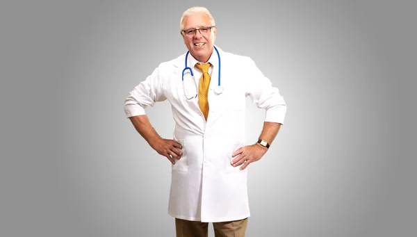Hombre mayor médico con la mano en la cadera —  Fotos de Stock