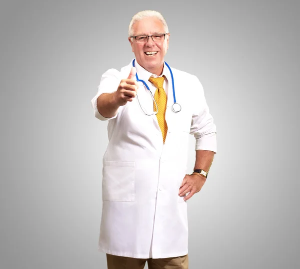 Feliz doctor masculino con los pulgares arriba — Foto de Stock