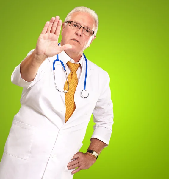 Retrato de um médico masculino mostrando sinal de alerta — Fotografia de Stock