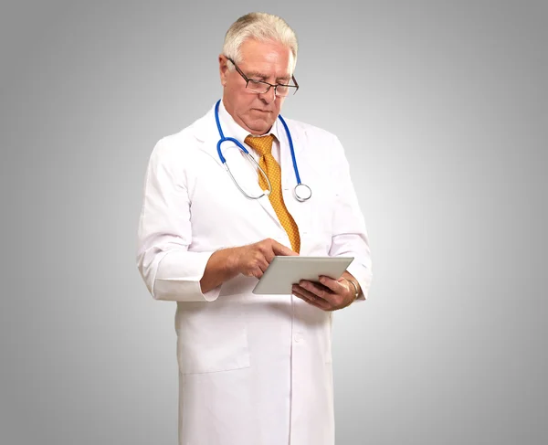 Retrato de un médico varón sosteniendo una ficha —  Fotos de Stock