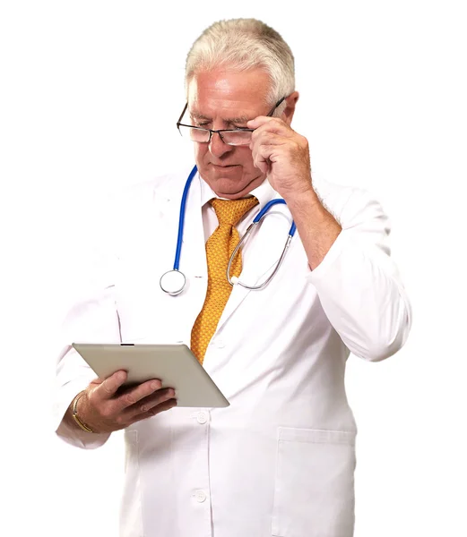 Retrato de un médico varón sosteniendo una ficha — Foto de Stock