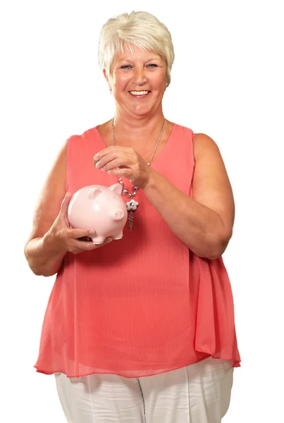 Seniorin hält Sparschwein — Stockfoto