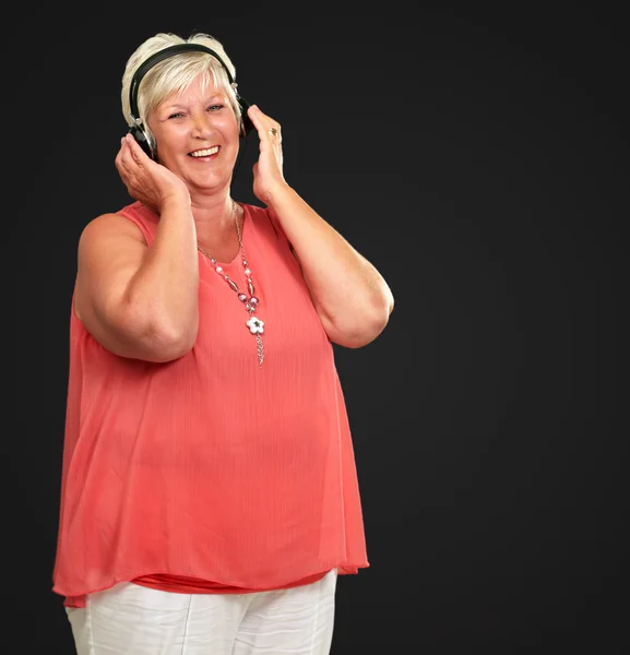 Retrato de una mujer mayor con auriculares — Foto de Stock