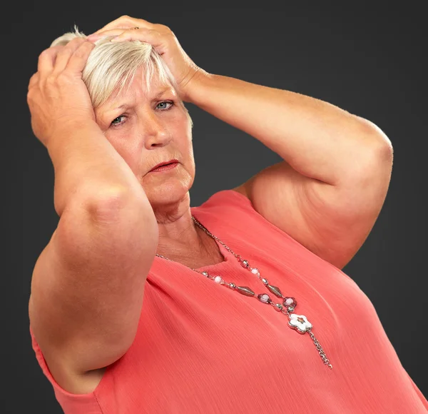 Retrato de una mujer mayor deprimida — Foto de Stock