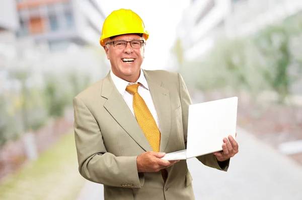 Feliz Arquitecto Hombre Sosteniendo Laptop — Foto de Stock