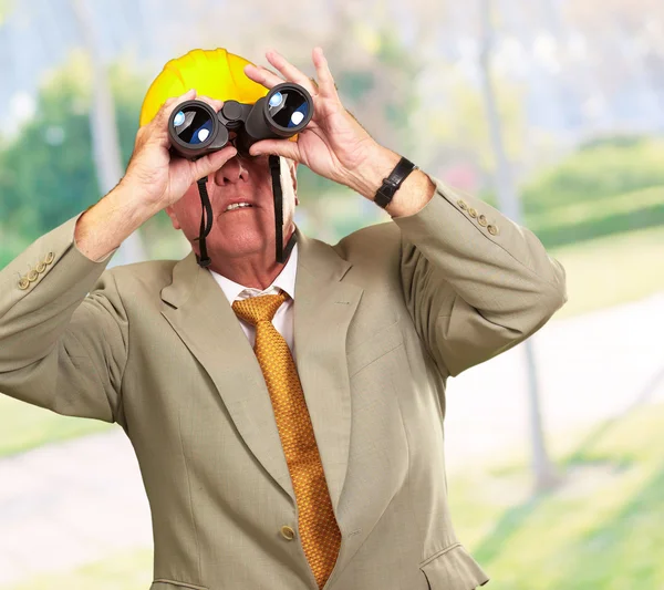 Ingeniero mirando hacia otro lado — Foto de Stock