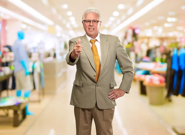 Glad affärsman som visar tummen upp skylt — Stockfoto
