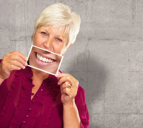 Donna anziana con vetro Manifying che mostra i denti — Foto Stock