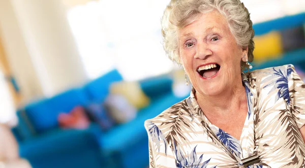 Retrato de uma mulher idosa feliz — Fotografia de Stock