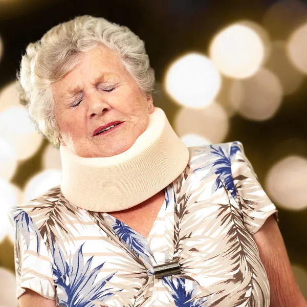 Een senior vrouw dragen van een neckbrace — Stockfoto