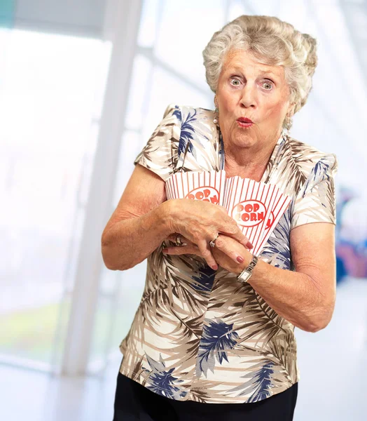 Portret kobiety starsze gospodarstwa popcorn — Zdjęcie stockowe
