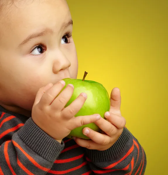 Portrait de bébé garçon mangeant de la pomme verte — Photo