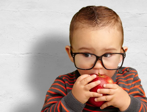 男婴吃红苹果的肖像 — 图库照片