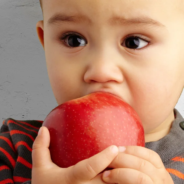 Porträtt av pojke som äter rött äpple — Stockfoto