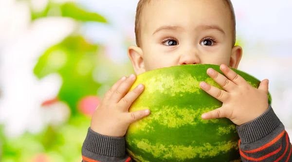 Portret van babyjongen eten watermeloen — Stockfoto