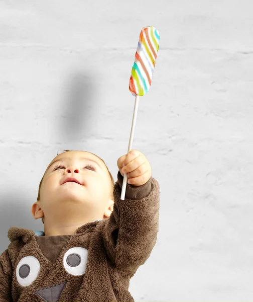 男婴持有棒棒糖的肖像 — 图库照片