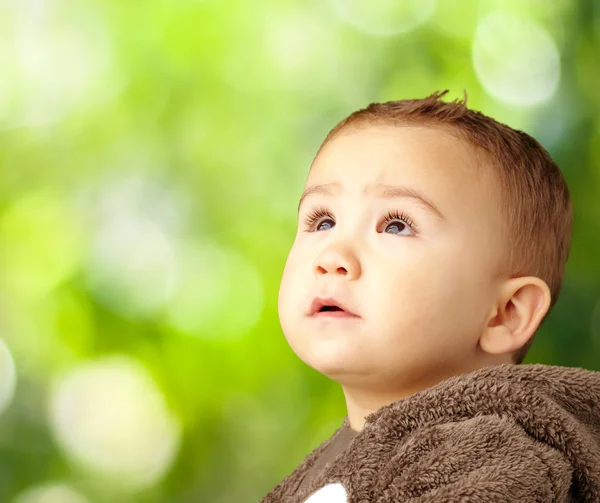 Retrato de bebé niño usando ropa abrigada — Foto de Stock