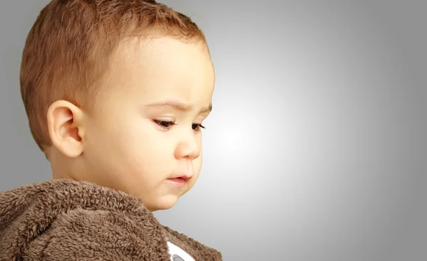 Retrato de bebé niño usando ropa abrigada —  Fotos de Stock