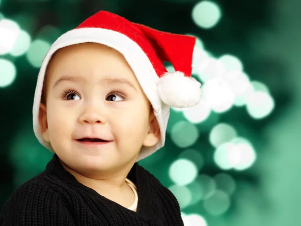 Menino usando um chapéu de Natal e olhando para cima — Fotografia de Stock