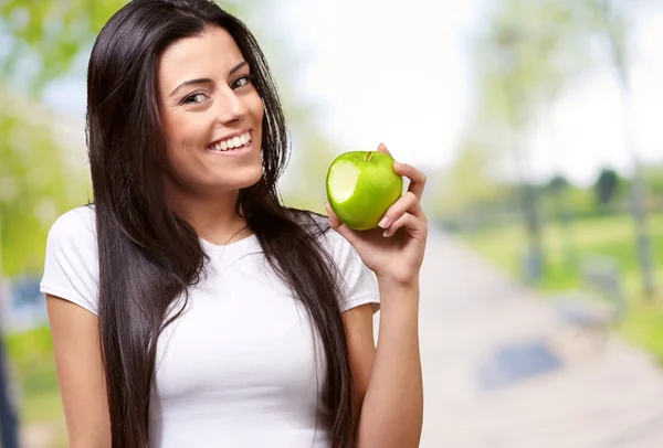 Ung flicka äter äpple — Stockfoto