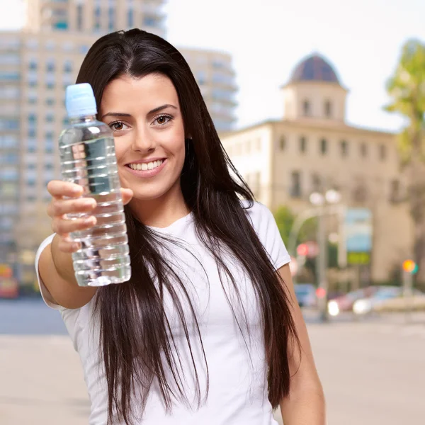 Ung flicka håller flaska vatten — Stockfoto