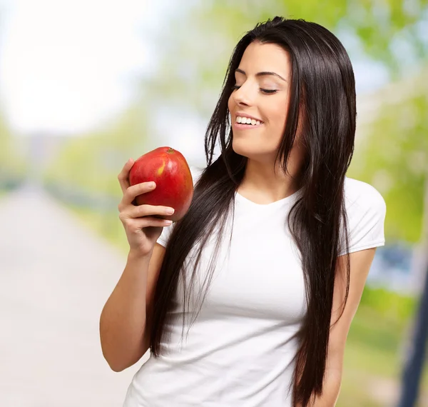 Una joven sosteniendo un mango — Foto de Stock