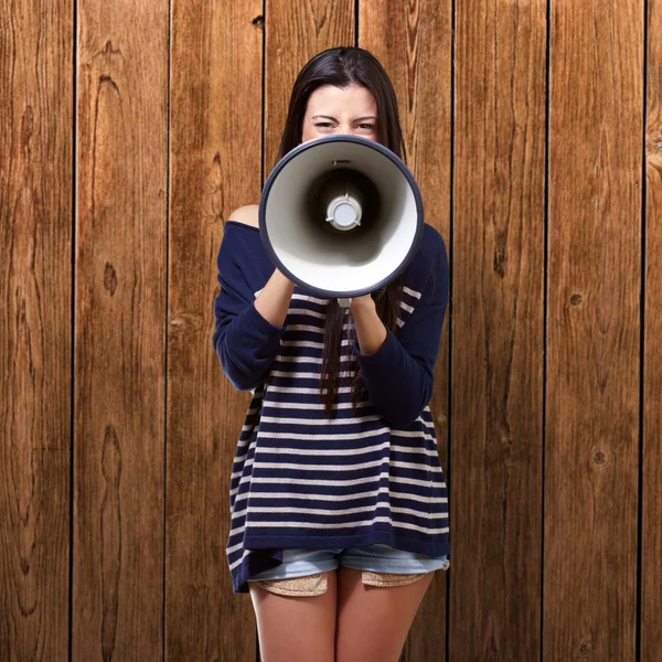 Retrato de uma fêmea com megafone — Fotografia de Stock